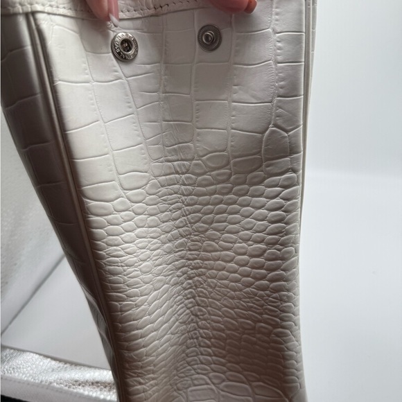 Long Champ Elegant White Crocodile-Embossed Tote Bag - Picture 8 of 9